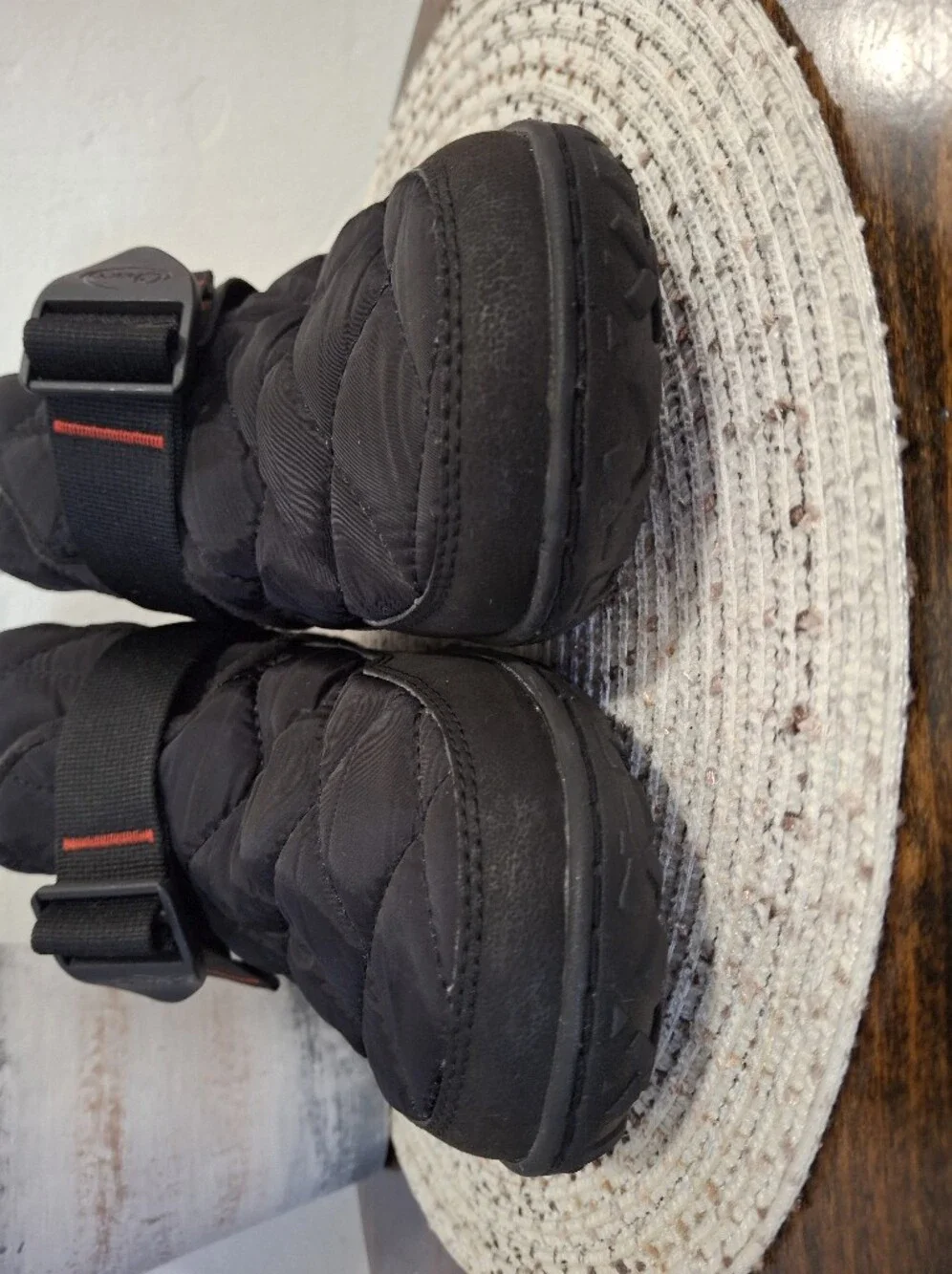 Men's Chaco Ramble Puff Quilted Ankle Shoes in Black with Red Accent Size 10.